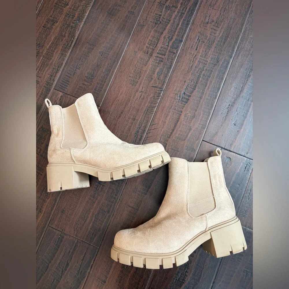 Madden girl tan chunky 90’s platform Tessa Chelsea boots